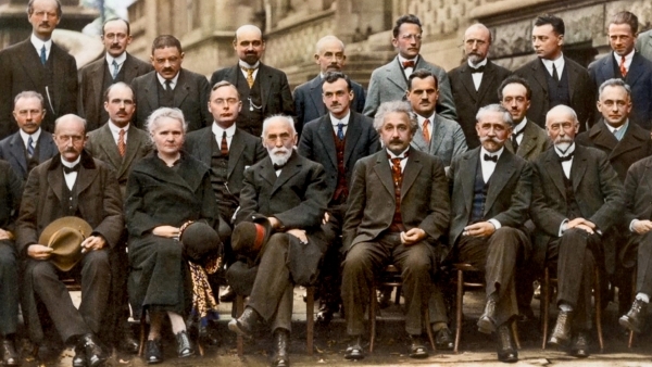 Congrès de Solvay en 1927. Au centre du 1er rang, Albert Einstein et à sa droite Hendrik Lorentz. Les deux scientifiques ont entretenu des relations cordiales jusqu’à la mort de Lorentz en 1928.